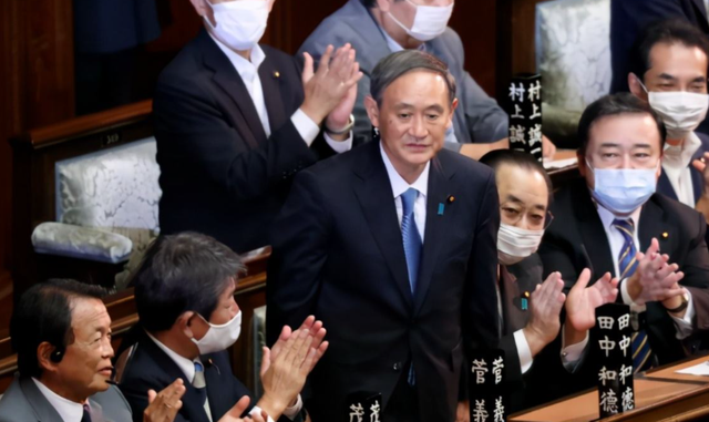 日本首相菅义伟引领科技革新，体验最新高科技产品的前沿之旅
