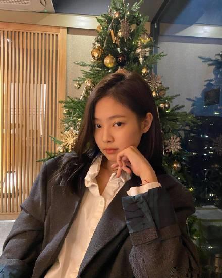 Jennie最新造型亮相，时尚步骤指南
