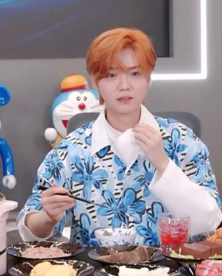 迪丽热巴鹿晗最新动态揭秘,小巷中的美食宝藏探索