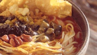 迪丽热巴鹿晗最新动态揭秘,小巷中的美食宝藏探索