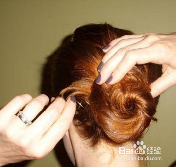 小巷深处的最新盘发时尚秘密