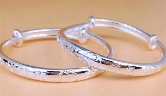 最新流行手镯,爱的纽带与温馨日常的闪耀配饰