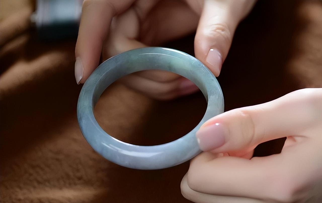 最新流行手镯,爱的纽带与温馨日常的闪耀配饰