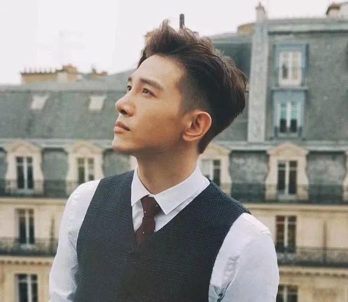 最新头型男,发型背后的友情与温馨日常时光