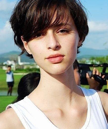 女士短发变革,时尚冒险与友情的交织之旅