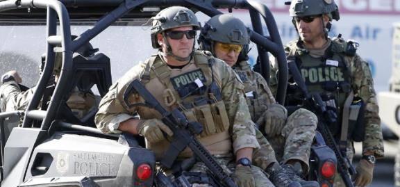 美国警察开枪最新消息与小巷风情小店的独特故事