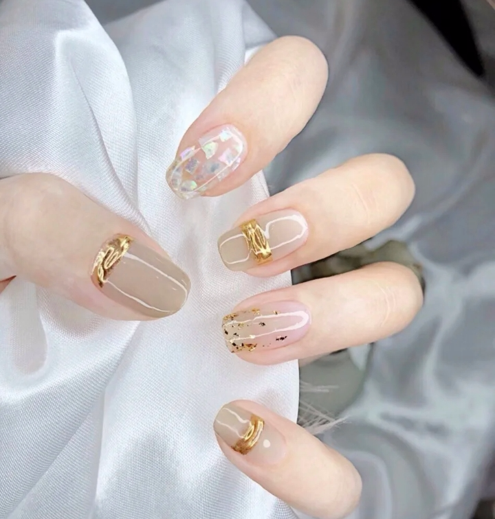 最新美甲款式显白,引领时尚风潮的亮色选择
