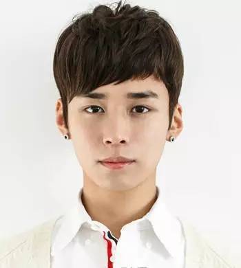 男士方脸发型新潮,独特彰显时代潮流与地位风采