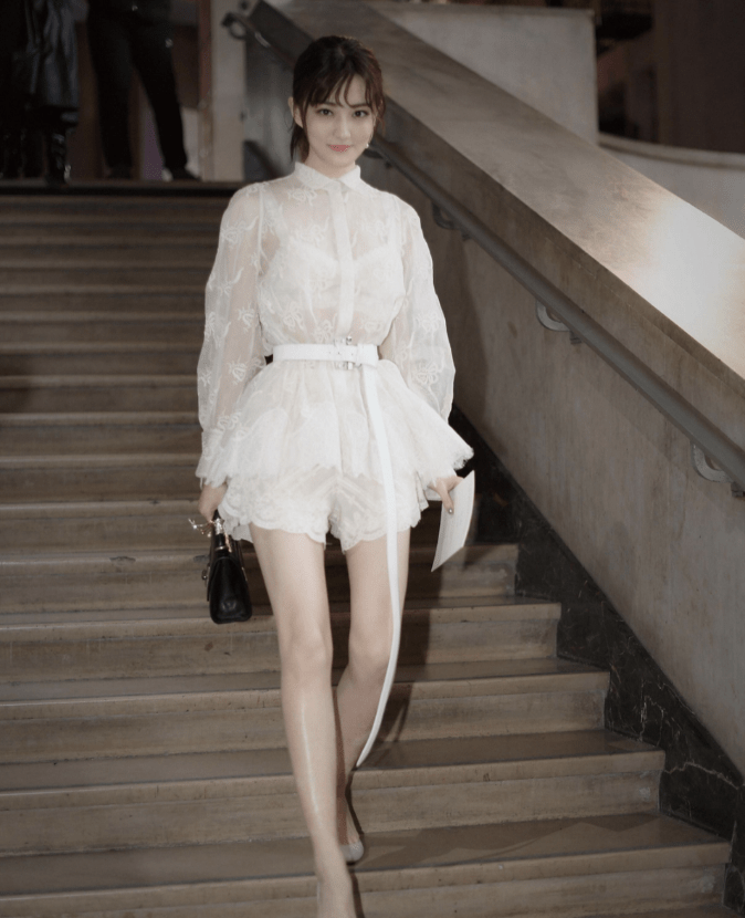 徐璐吊带裙最新图,自然美景中的时尚探索之旅