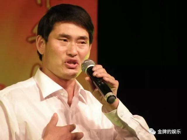 大衣哥朱之文最新现状,大衣哥朱之文的最新现状,星光依旧,传奇续写