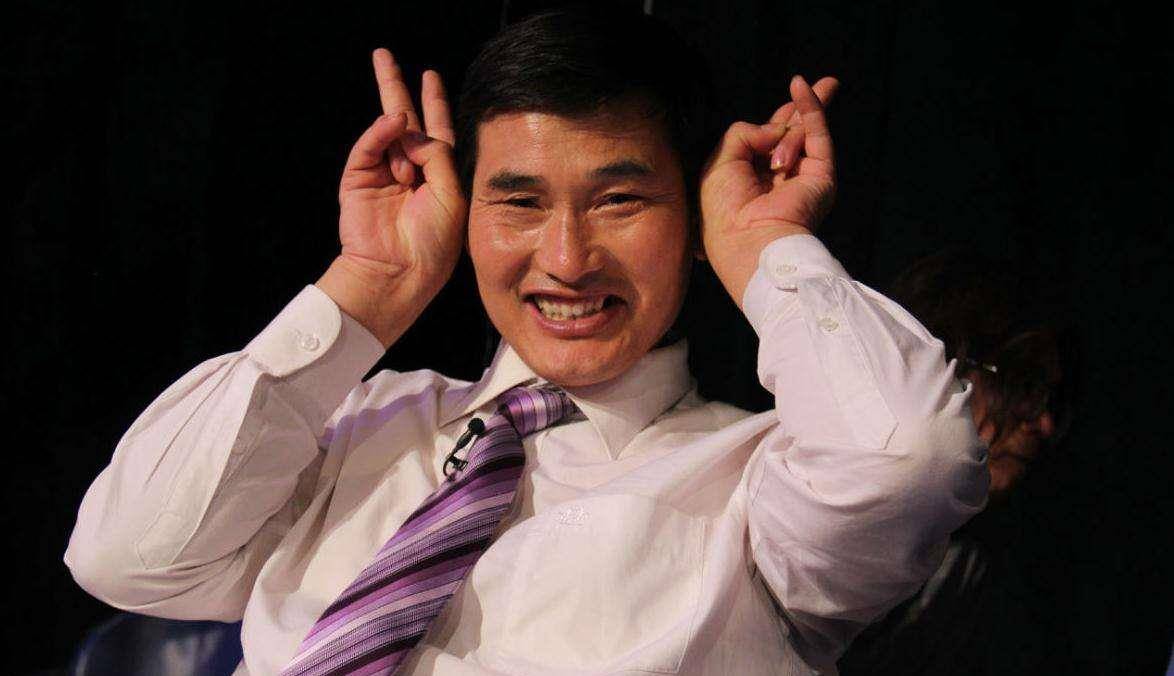 大衣哥朱之文最新现状,大衣哥朱之文的最新现状,星光依旧,传奇续写