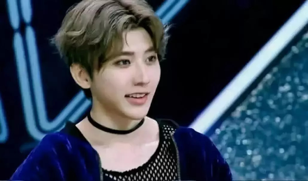 蔡徐坤戴比尔斯最新风尚与小巷美食的双重魅力