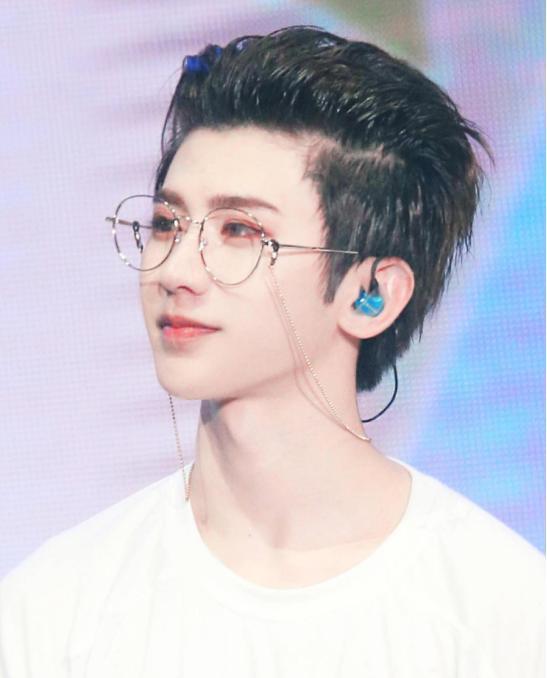 蔡徐坤戴比尔斯最新风尚与小巷美食的双重魅力