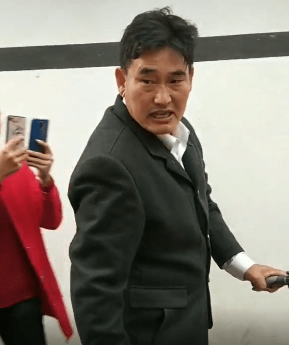 网红大衣哥科技新品亮相,携手科技重塑未来生活体验