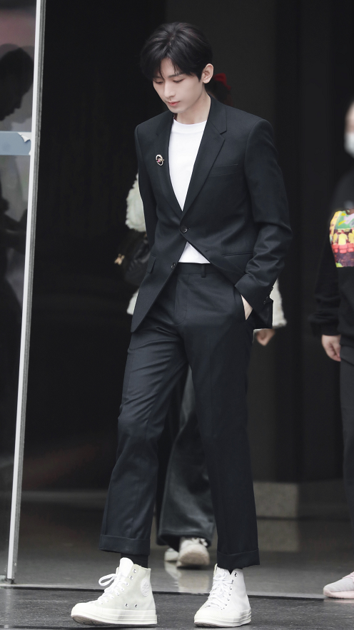 快本最新成毅路透照曝光!