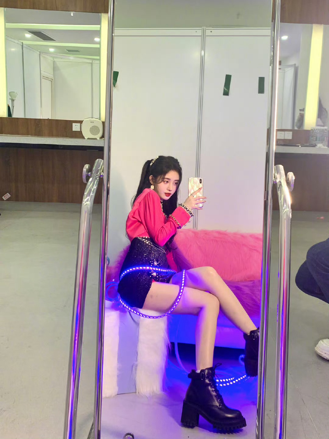 鞠婧祎最新对镜照片亮相,魅力无限!