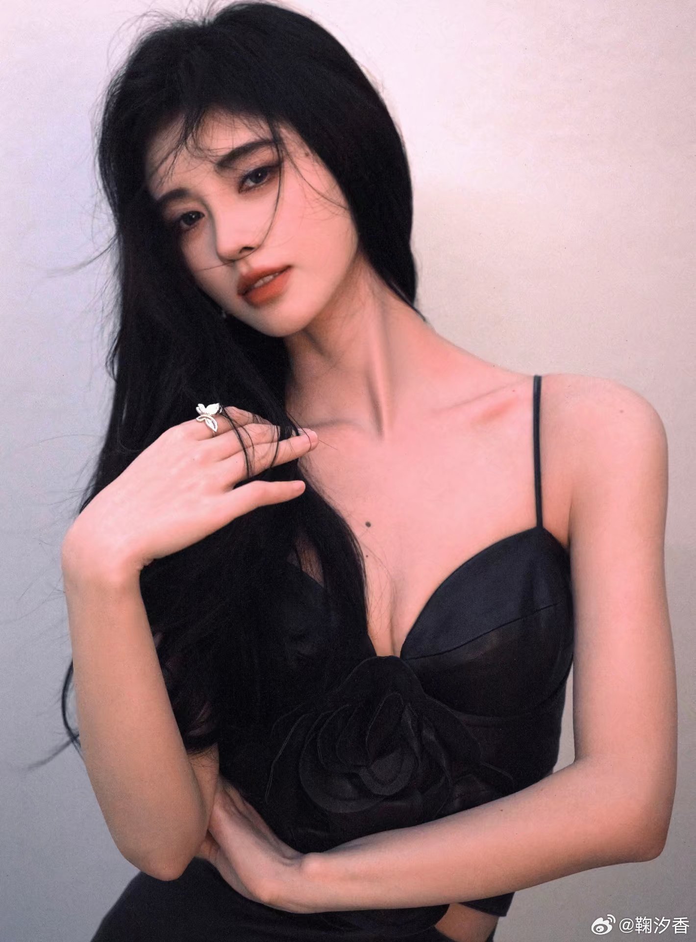 鞠婧祎最新对镜照片亮相,魅力无限!