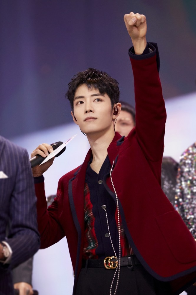 王一博最新路拍,自然美景中的心灵之旅