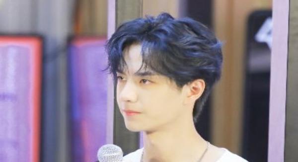 王一博最新路拍,自然美景中的心灵之旅