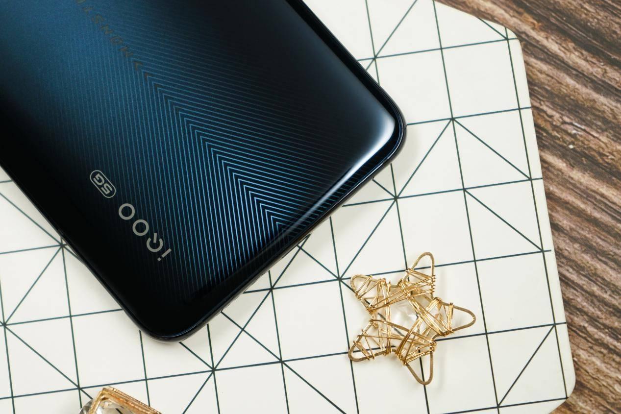 AJ最新款配色,篮球友情之旅的缤纷启程