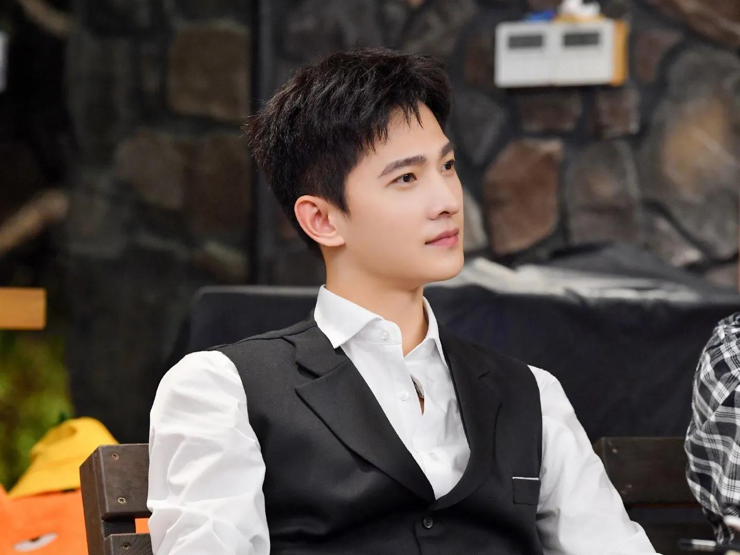 杨洋手机壁纸最新,流行文化视角下的个体立场探索